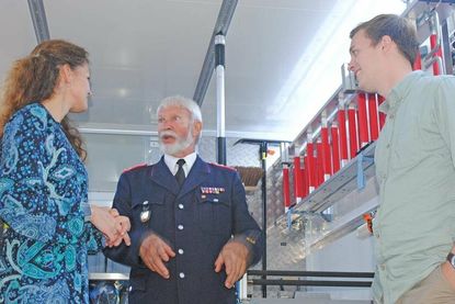 Amtsdirektorin Juliane Bohrer und der Kreistagsabgeordnete für Schönkirchen, Till Unger, hören interessiert zu im geräumigen Gerätewagen Logistik, während Ernst-Peter Schütt (Mitte) von seinen umfangreichen Erfahrungen über die Veränderungen bei der Feuerwehrtechnik erzählt.