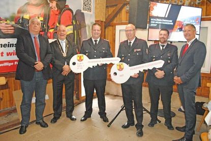 Bürgervorsteher Thorsten Stich (v.l.), Bürgermeister Gerd Radisch, Ortswehrführer Björn Grun (Schönkirchen), Ortswehrführer Bernd Sievers (Flüggendorf), Gemeindewehrführer Moritz Otto und Sven Pollmann (Kraft Feuerschutz) nach der symbolischen Schlüsselübergabe