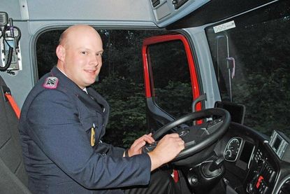 Nils Dibbern am Lenkrad des Mercedes ist einer der Feuerwehrmänner, die als Maschinisten für den Gerätewagen Logistik verantwortlich sind. Er lobt die vielfältigen Einsatzmöglichkeiten des neuen Fahrzeugs.