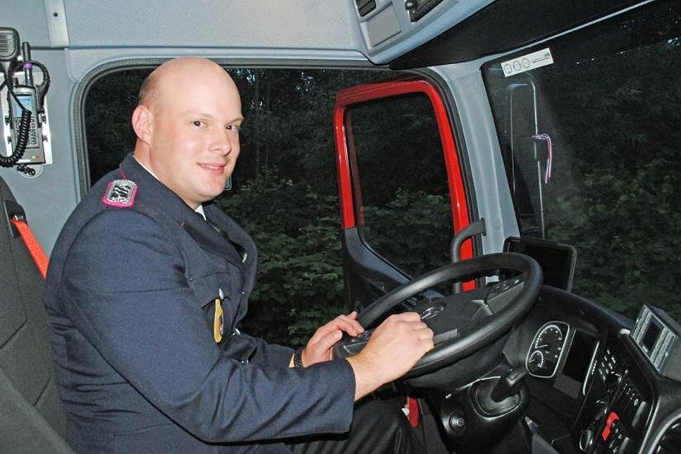 Nils Dibbern am Lenkrad des Mercedes ist einer der Feuerwehrmänner, die als Maschinisten für den Gerätewagen Logistik verantwortlich sind. Er lobt die vielfältigen Einsatzmöglichkeiten des neuen Fahrzeugs.