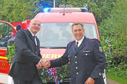 Mit von der Partie waren vier Feuerwehrmänner der Partnerwehr aus Graal-Müritz. Einer von ihnen ist Kay Kröppelin, der dem stellvertretenden Ortswehrführer von Flüggendorf, Torsten Naase, gratuliert