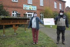 Den Spendenscheck übergab Dirk Kolbe vor dem Haus der Natur in Cismar an die 1. Vorsitzende des Fördervereins Sabine Hettig.
