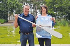 Hemmelsdorfs Wehrführer Frank Miersen und Timmendorfer Strands Marketingleiterin Silke Szymoniak freuen sich auf das Sommerfest mit dem „SUP“-Wettkampf.