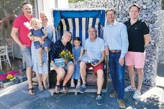 Tourismuschef Joachim Nitz (2.v.re.) ehrte Marion und Johannes Issel (mit Enkeltochter Lina im Strandkorb) und Christoph Issel mit Frau Saskia und Tochter Bente (links) sowie Alexander Issel für 60 Jahre Treue zu Niendorf/Ostsee.