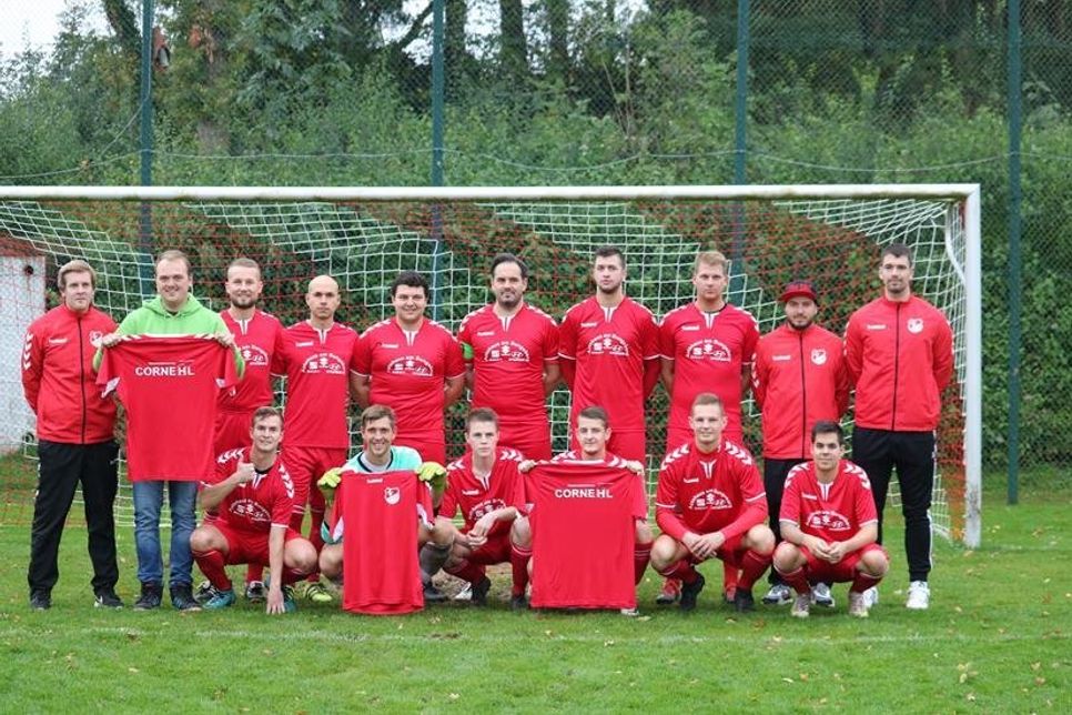 Schönwalde. Die erste Herrenmannschaft des TSV Schönwalde freut sich über neue Aufwärmshirts, deren Anschaffung durch eine Spende von Oliver Cornehl ermöglicht wurde. So kann der Herbstmeister zu den kommenden Punktspielen auch schon in der Erwärmungsphase einheitlich auftreten. (red)