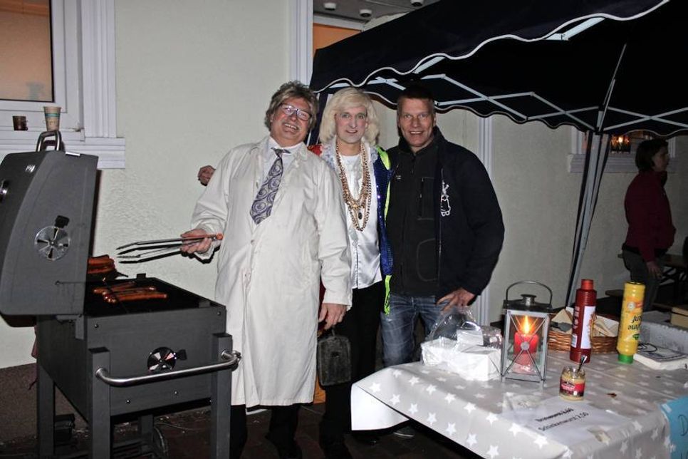 Der Grillstand beim Lichterfest am 2. November vor Haustechnik Schümann.