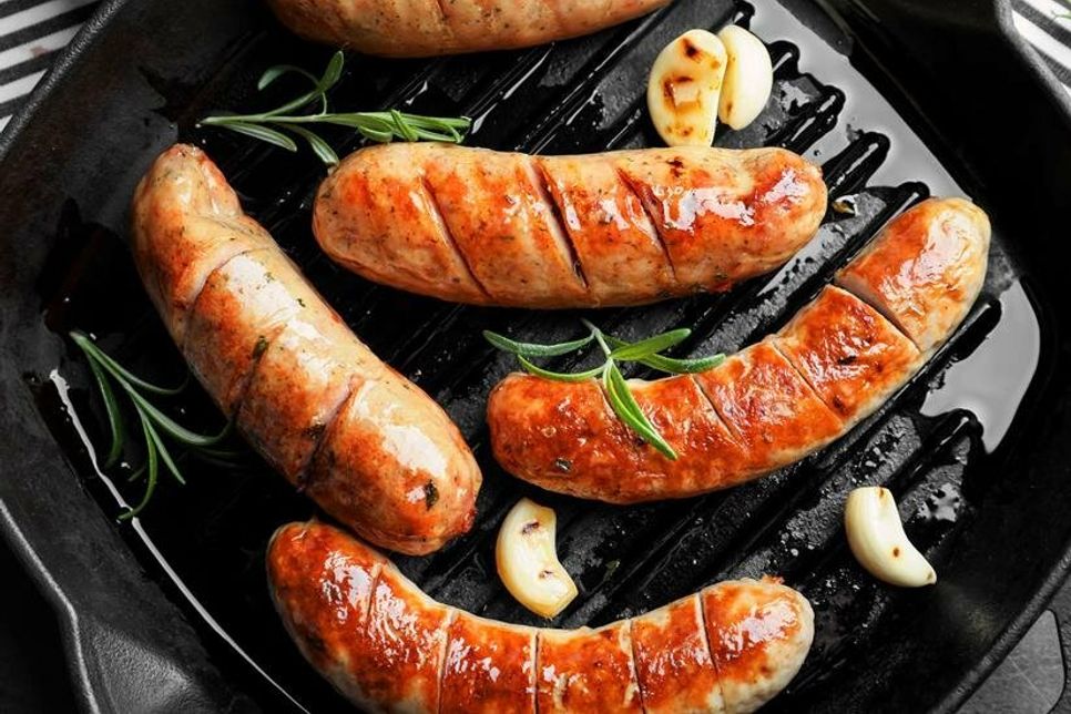 Wichtig beim Grillen der Bratwurst ist, dass diese nicht zu heiß wird. (Foto: AdobeStock)