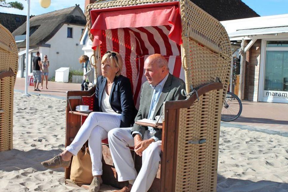 Touristikleiterin Elgin Zühlke mit Grubes Bürgermeister Volkert Stoldt.