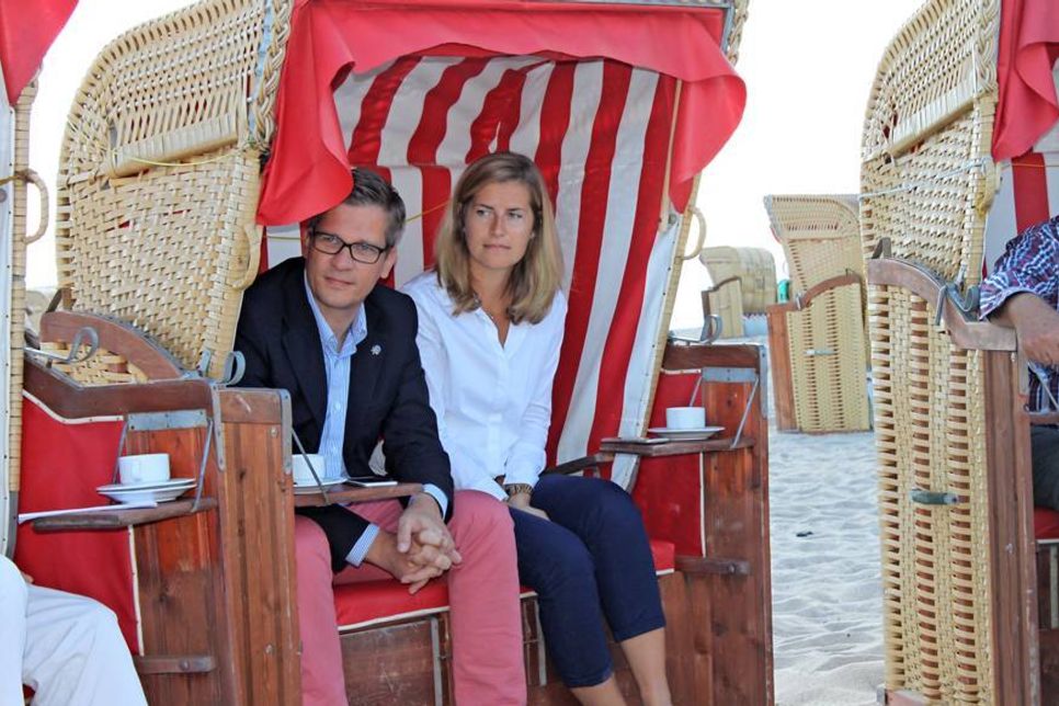 Olaf Dose-Miekley mit Nachfolgerin Janina Kononov vom Tourismus-Service Grömitz.