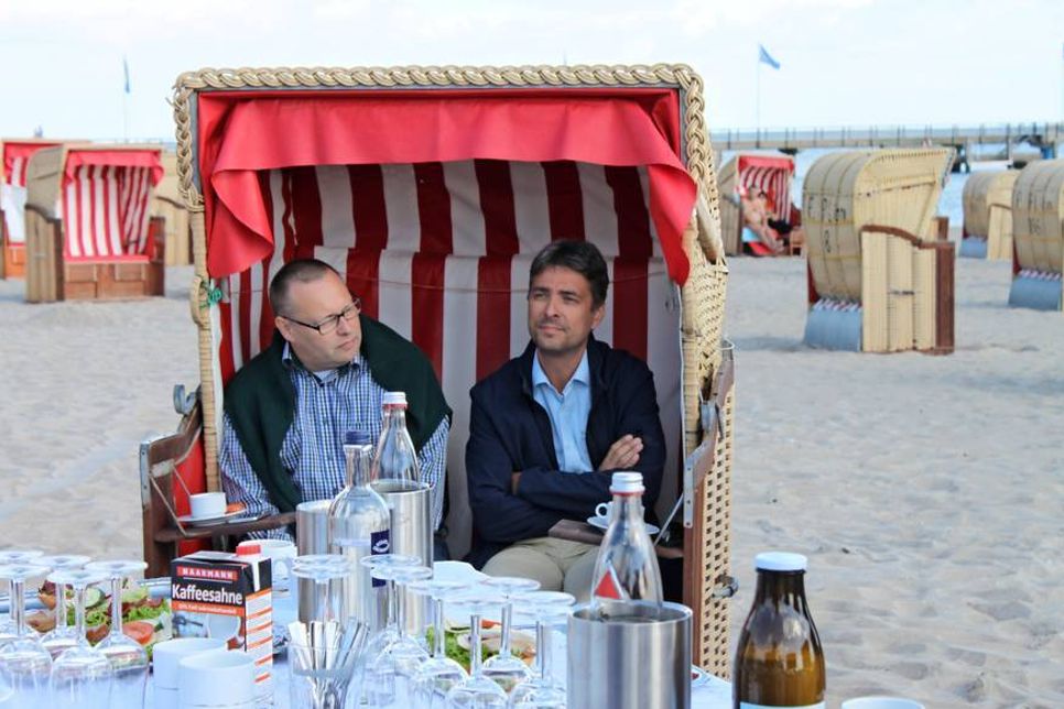 Dahmes Bürgermeister Harald Behrens (lks.) mit  Stephan Reil vom Tourismus-Service Neustadt-Pelzerhaken-Rettin.