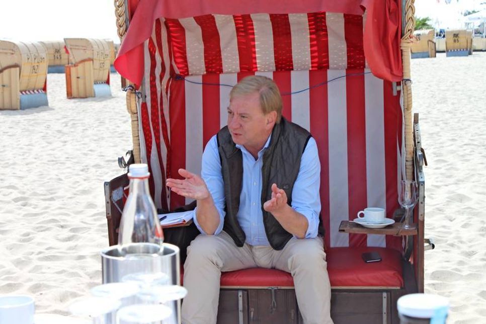 Ingo Gädechens diskutierte angeregt mit den Touristikern.