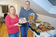 Am Samstag, dem 2. Dezember, laden Kai Henrich und Renate Wille mit ihrem DRK-Team zum Adventsbasar in das Gemeinschaftshaus ein. Unter anderem 45 solcher Dosen mit 14 verschiedenen Kekssorten stehen zum Verkauf bereit.  (Foto: Setje-Eilers)