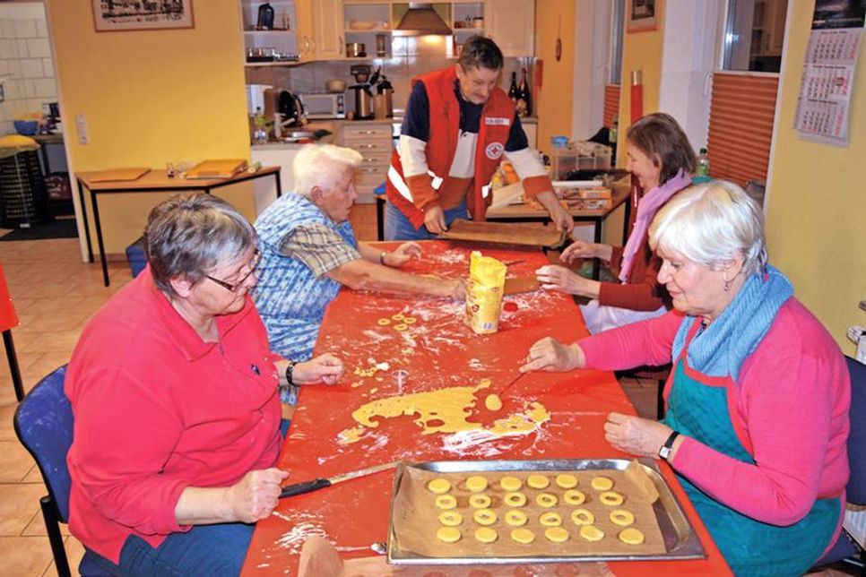 Viele fleißige Helfer waren wieder bei der traditionellen Backaktion im Einsatz. (Foto: Stefan Setje-Eilers)