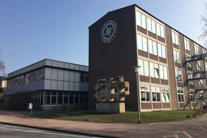 Das Küstengymnasium am Butzhorn 85. Für die Sanierung sind sechs Bauabschnitte, einschließlich Sporthallen, über die Dauer von sechs Jahren veranschlagt. Für den Planungsvorlauf ist von weiteren zwei Jahren auszugehen. Die Gesamtdauer könnte so bei acht Jahren liegen.