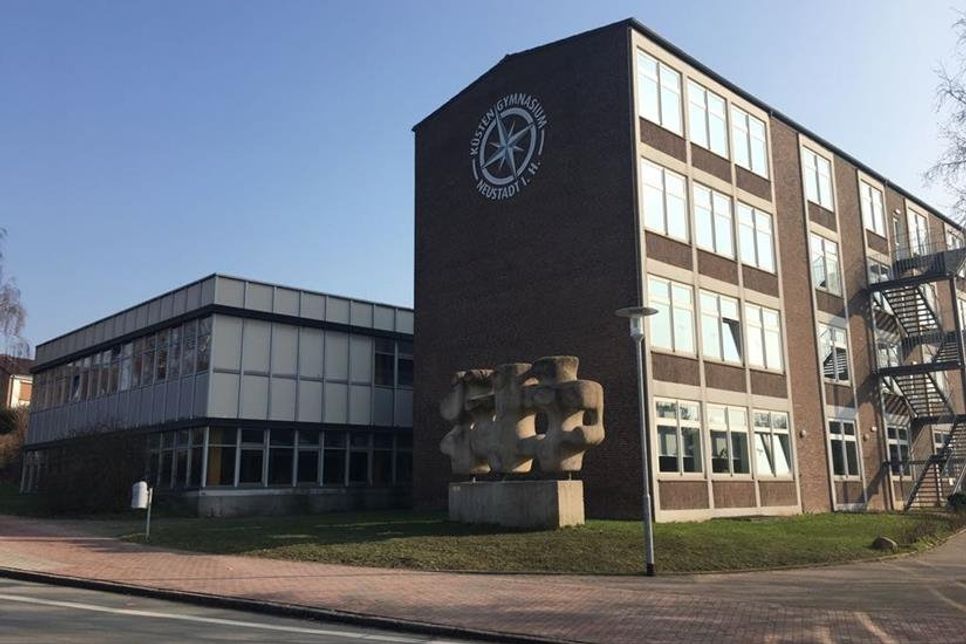 Das Küstengymnasium am Butzhorn 85. Für die Sanierung sind sechs Bauabschnitte, einschließlich Sporthallen, über die Dauer von sechs Jahren veranschlagt. Für den Planungsvorlauf ist von weiteren zwei Jahren auszugehen. Die Gesamtdauer könnte so bei acht Jahren liegen.