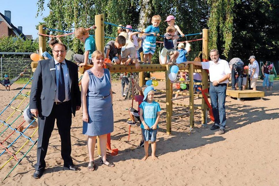 Gemeinsam mit Sponsoren, Eltern und natürlich den Kindern der Einrichtung wurden jetzt das neue Klettergerüst und die neue Wackelbrücke (im Hintergrund)  eingeweiht. Weil die Minis es kaum abwarten konnten, loszuspielen,  beschränkte KiTa-Leiterin Bianca Thielke ihre Rede auf ein Minimum. (Foto: Setje-Eilers)