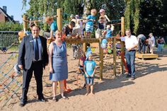 Gemeinsam mit Sponsoren, Eltern und natürlich den Kindern der Einrichtung wurden jetzt das neue Klettergerüst und die neue Wackelbrücke (im Hintergrund)  eingeweiht. Weil die Minis es kaum abwarten konnten, loszuspielen,  beschränkte KiTa-Leiterin Bianca Thielke ihre Rede auf ein Minimum. (Foto: Setje-Eilers)