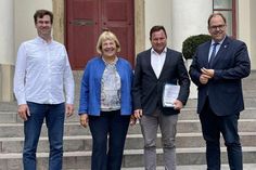 Amtsleiter Klaas Raloff, MdB Bettina Hagedorn, MdB Martin Gerster und Bürgermeister Mirko Spiekermann (v. lks.). (Foto: Büro Hagedorn)
