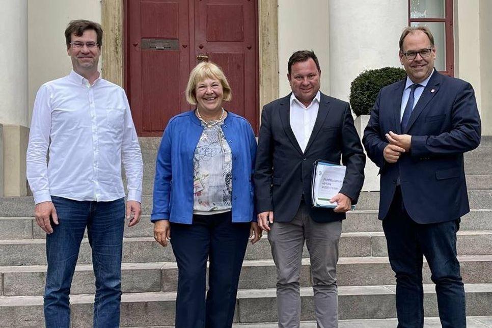 Amtsleiter Klaas Raloff, MdB Bettina Hagedorn, MdB Martin Gerster und Bürgermeister Mirko Spiekermann (v. lks.). (Foto: Büro Hagedorn)