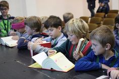 Nach der Vorlesung wälzten die kleinen Studenten interessiert die dicken Gesetzbücher.