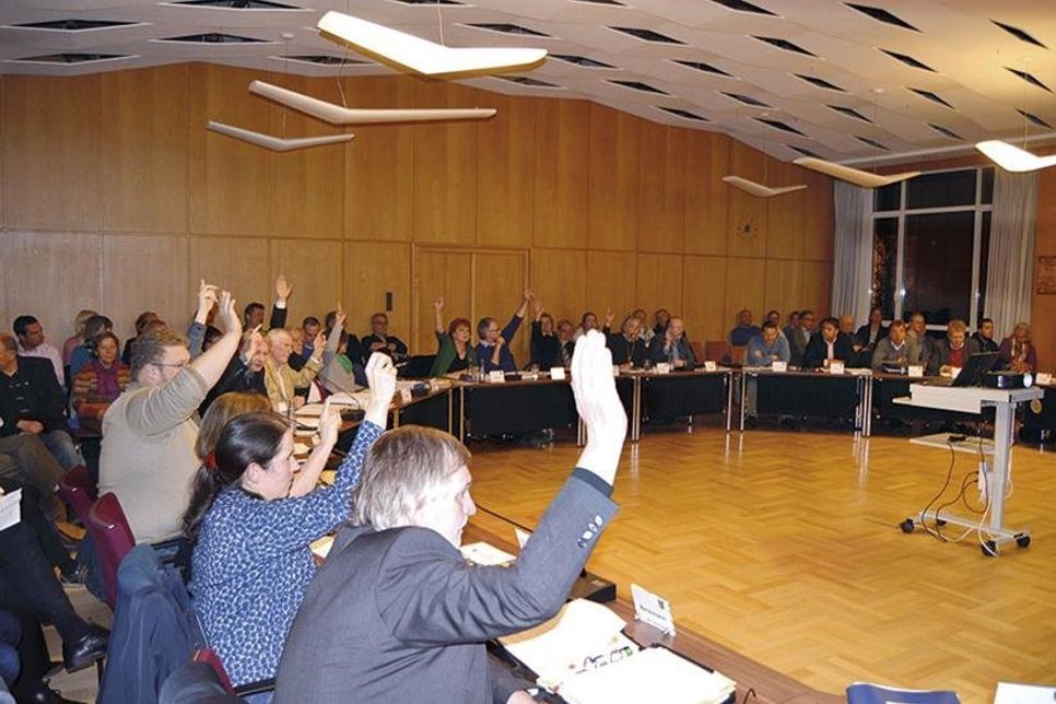 Während die Hände der CDU-Vertreter unten blieben, sprachen sich die anderen Stadtverordneten für den Neubau des Gymnasiums aus. (Foto: Stefan Setje-Eilers)