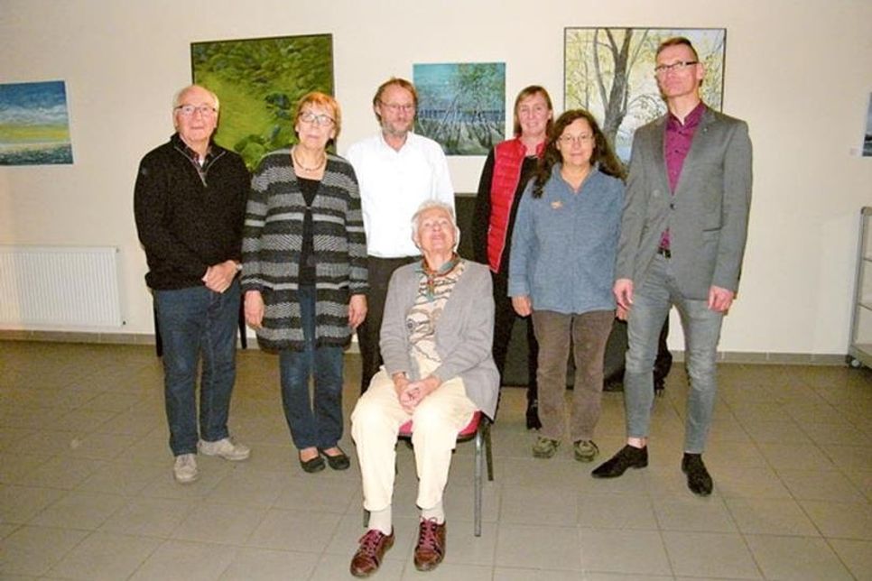 Der VHS-Vorstand mit seiner Ehrenvorsitzenden Beate Krebs (Mitte).