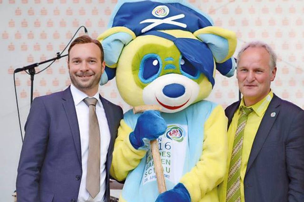 Kapt´n Eu präsentiert gemeinsam mit den beiden LGS-Geschäftsführern Martin Klehs und Bernd Rubelt den „Staffelstab“