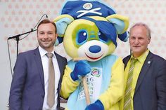 Kapt´n Eu präsentiert gemeinsam mit den beiden LGS-Geschäftsführern Martin Klehs und Bernd Rubelt den „Staffelstab“
