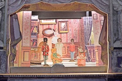 Schauspielerei in einer Miniaturwelt aus Papier.
