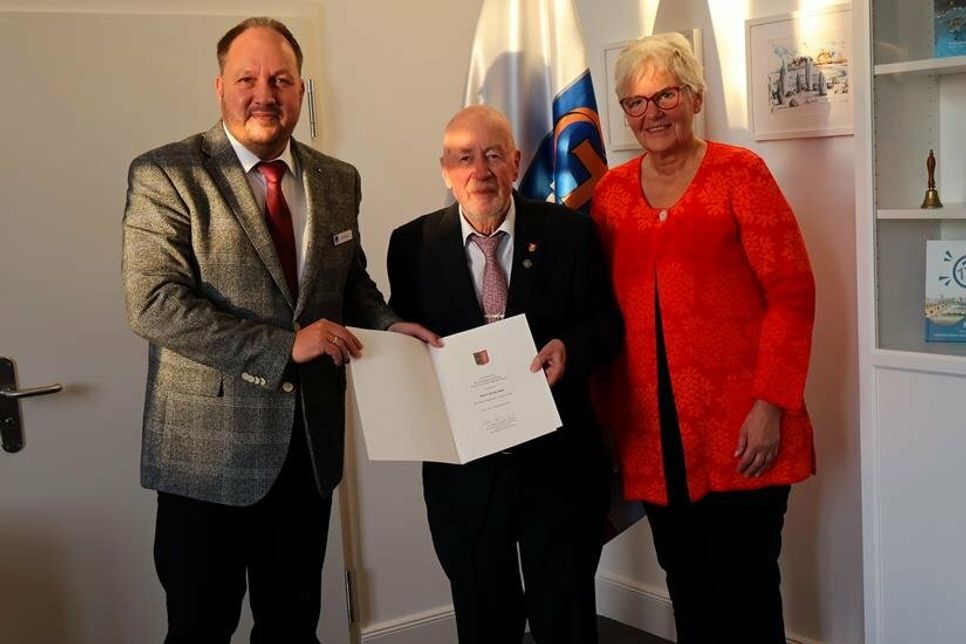 Landrat Timo Gaarz (lks.) und Kreispräsidentin Petra Kirner händigen Sönke Sela die Verdienstnadel und die Anerkennungsurkunde aus. (Foto: Kreis Ostholstein)