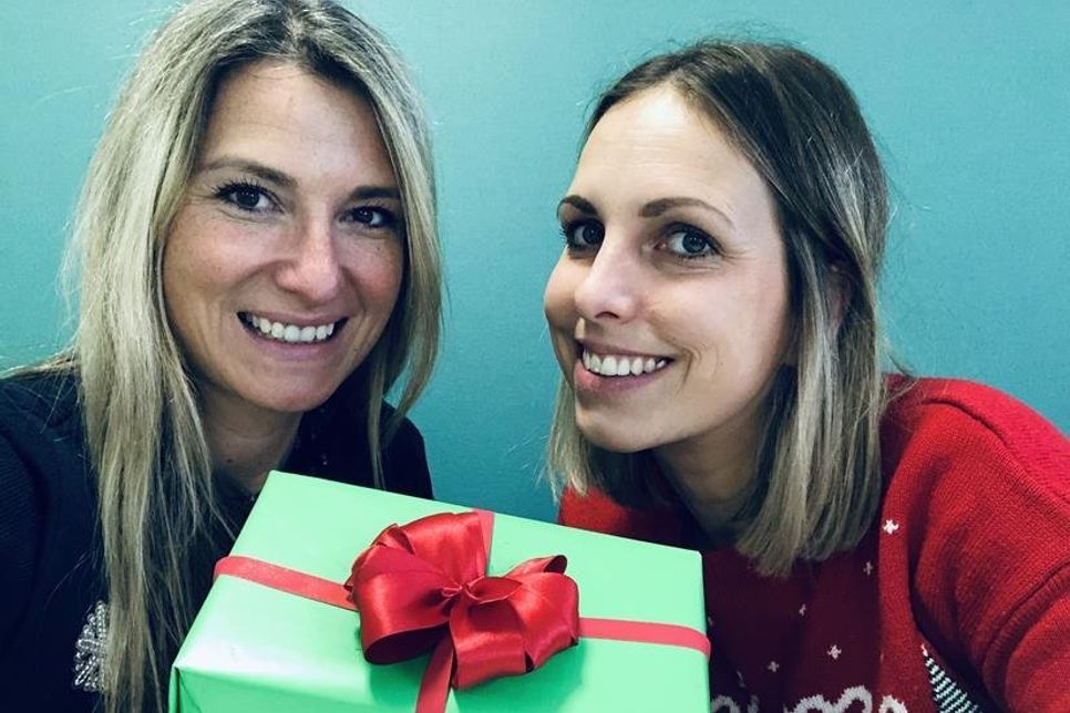 Die reporter-Redakteurinnen Gesche Muchow (lks.) und Kristina Kolbe zeigen kreative Verpackungsideen.