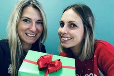 Die reporter-Redakteurinnen Gesche Muchow (lks.) und Kristina Kolbe zeigen kreative Verpackungsideen.