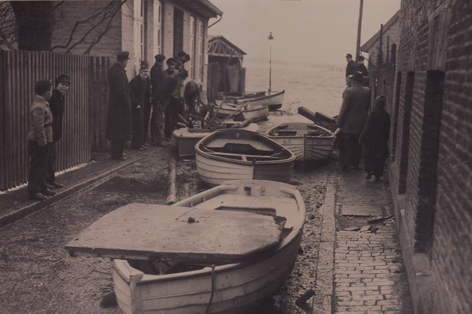Blick auf die Untere Querstraße vor 100 Jahren bei einem Hochwasser.