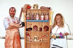Dieter und Bibi Oest sind eingefleischte Halloween-Fans. In diesem Jahr wird in ihrer Klinik des Schreckens reichlich Kunstblut fließen. „Krankenschwester Bibi“ baut die Klinikbesucher mit Hochprozentigem aus der Spritze und Süßigkeiten wieder auf. (Foto:hfr)