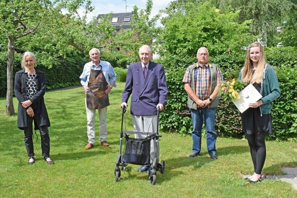 Mit dem diesjährige Ruta-Gedächtnispreis ausgezeichnet wurden: Wübke Rohlfs-Grigull (v.l.), Lorenz Hamann sowie die Niederdeutsche Bühne, hier stellvertretend Katharina Glau (v.r.) und Manfred Peters; in der Mitte der Stiftungsgründer Hans Jürgen Ruta.