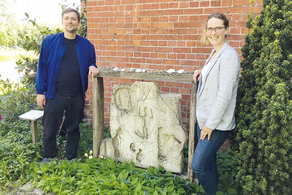 Die Gedenkstätte Ahrensbök wird jetzt hauptamtlich geführt: Marthe Burfeind und Sebastian Sakautzki sind die neuen Gesichter an der Flachsröste.
