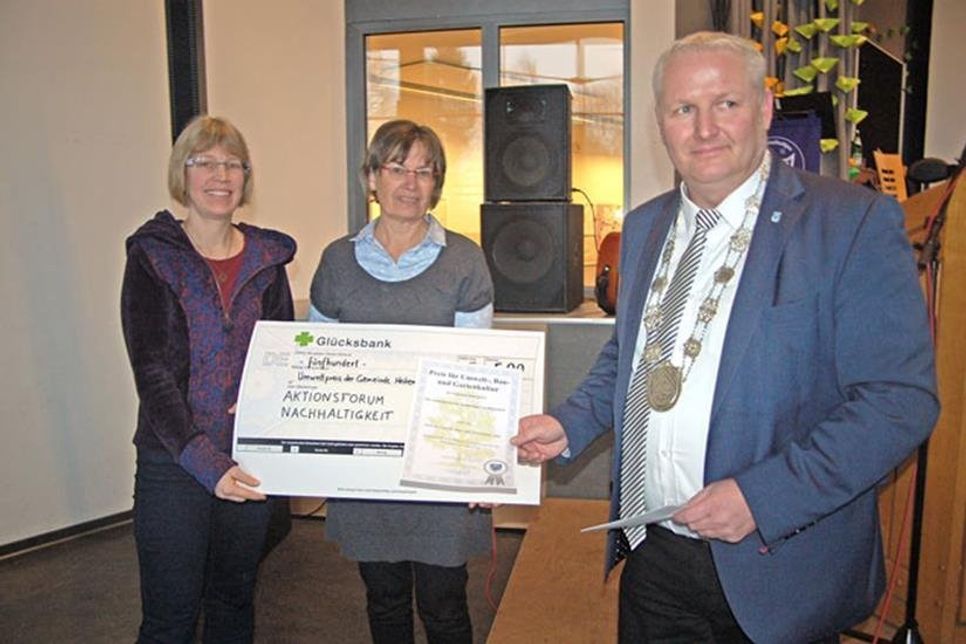 Der Umweltpreis ging diesmal an das „Aktionsforum Nachhaltigkeit“. Wiebke Heller (l.) und Jutta Briel nahmen die Ehrung entgegen.