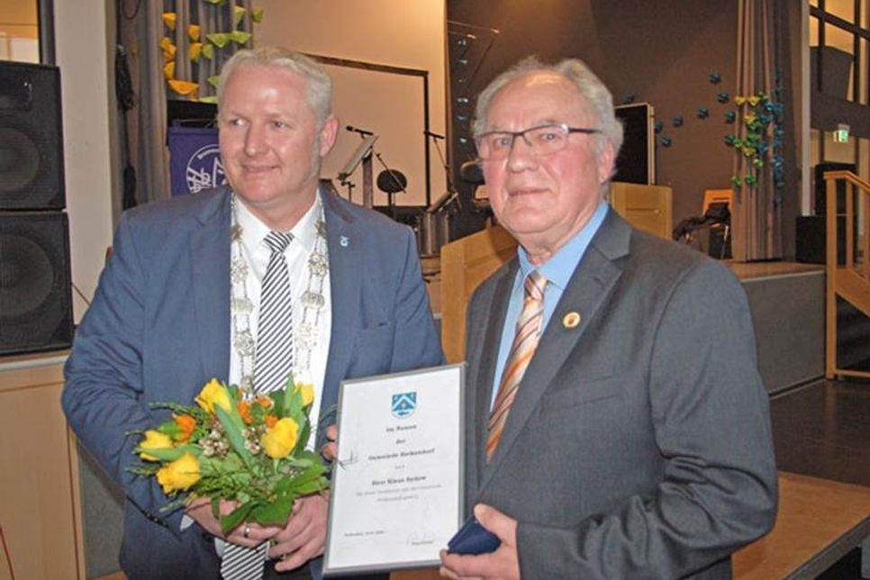 Klaus Sydow nahm von Bürgermeister Tade Peetz seine Ehrung entgegen.