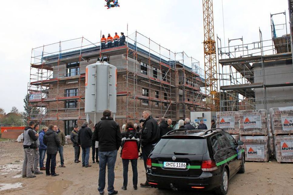 Zwei Rohbauten mit je acht Wohneinheiten sind abgeschlossen.