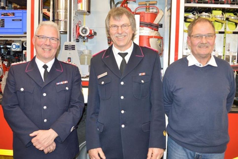 Gemeindewehrführer Carsten Wulff (v. l.) Ortswehrführer Kurt Scharmukschnis und Bürgermeister Gerhard Manzke.