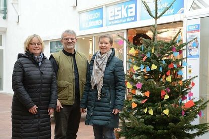 Seit dem gestrigen Dienstag stehen die Wunschbäume unter anderem in der eska-Passage. Ulrike Kohlmorgen (lks.) und Anja Patzke vom Kinderschutzbund sowie Jürgen Mohr vom eska-Kaufhaus freuen sich auf viele Wunsch-Erfüller.