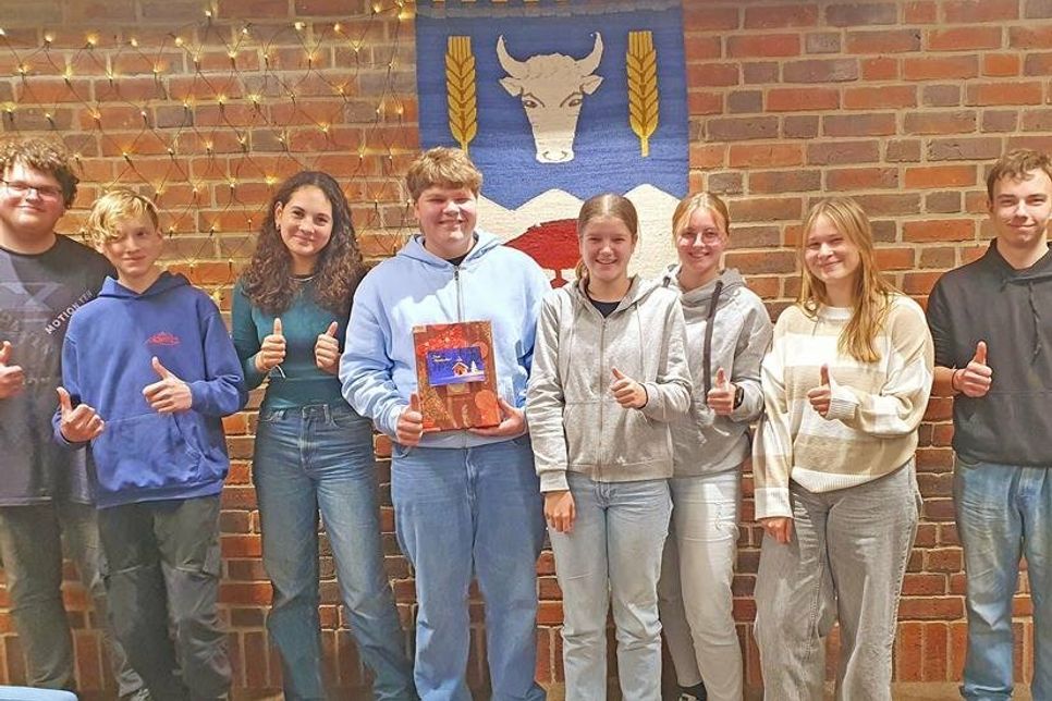 Der neuer Kinder- und Jugendbeirat der Gemeinde Schönberg: (v. l.) Connor Leander Krug, Rasmus Behrens, Amelia Jacobs, Lennart Mertineit, Luise Rönfeldt, Yasmin Gajos, Tabea Asmus und Miguel Marthiensen. Nicht im Bild: Vorsitzender Nemer Abdulrahim.
