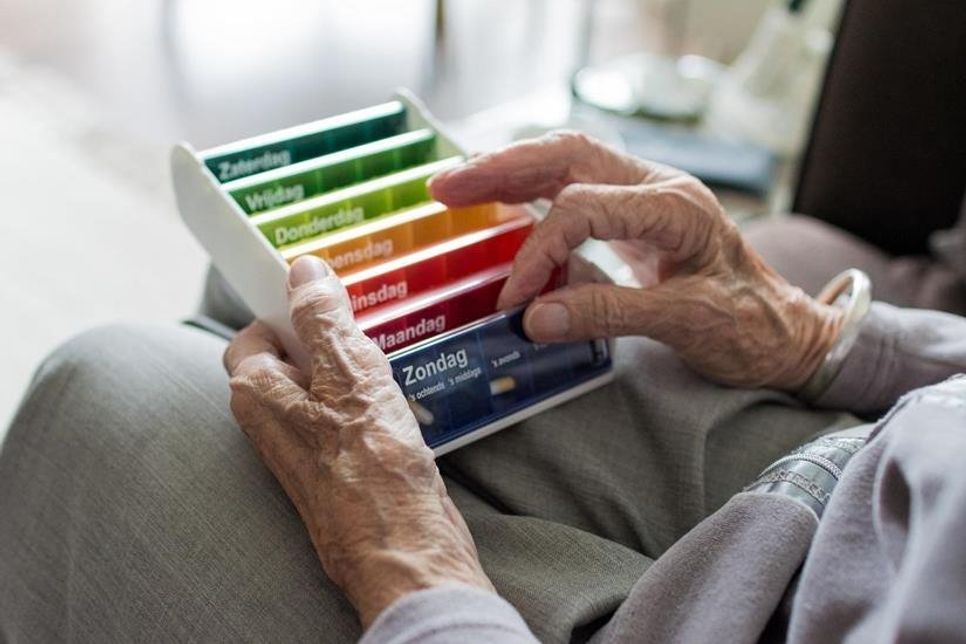 Patienten, die nicht mehr so mobil sind und das Haus ohne Hilfe nicht mehr allein verlassen können, bleiben mithilfe der Versandapotheken selbstständiger. Sie können sich selbst darum kümmern, die notwendigen Arzneimittel zu besorgen. Pixabay © sabinevanerp (CC0 Public Domain)