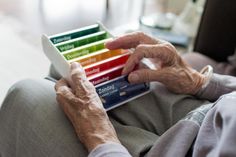 Patienten, die nicht mehr so mobil sind und das Haus ohne Hilfe nicht mehr allein verlassen können, bleiben mithilfe der Versandapotheken selbstständiger. Sie können sich selbst darum kümmern, die notwendigen Arzneimittel zu besorgen. Pixabay © sabinevanerp (CC0 Public Domain)