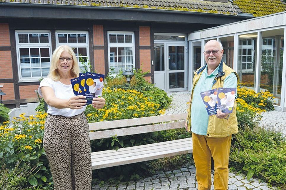 Stellten jetzt die Angebote für das Herbst-/Wintersemester vor: Vhs-Leiterin Jutta Holweg und Heinz-Klaus Drews, stellvertretender Bürgermeister der Gemeinde Ratekau.