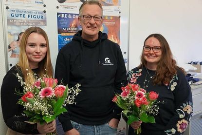Tourismusleiter Thorsten Dücker freut sich über die Verstärkung im Tourismus-Service und begrüßte Marie Wandelt (lks.) und Michelle Zabel mit einem Blumenstrauß.