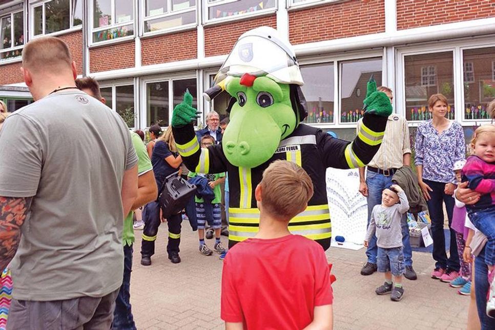 In seinem Heimatort durfte „Flori Feuer“ beim Schulfest der Grundschule Ratekau natürlich nicht fehlen.