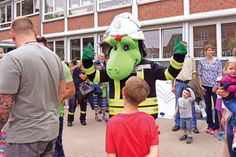 In seinem Heimatort durfte „Flori Feuer“ beim Schulfest der Grundschule Ratekau natürlich nicht fehlen.