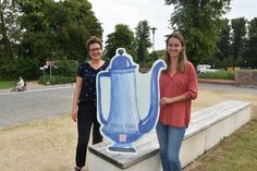 Veranstalterin Claudia Falk und Auszubildende Wencke Susemihl von der Nordlicht Agentur.