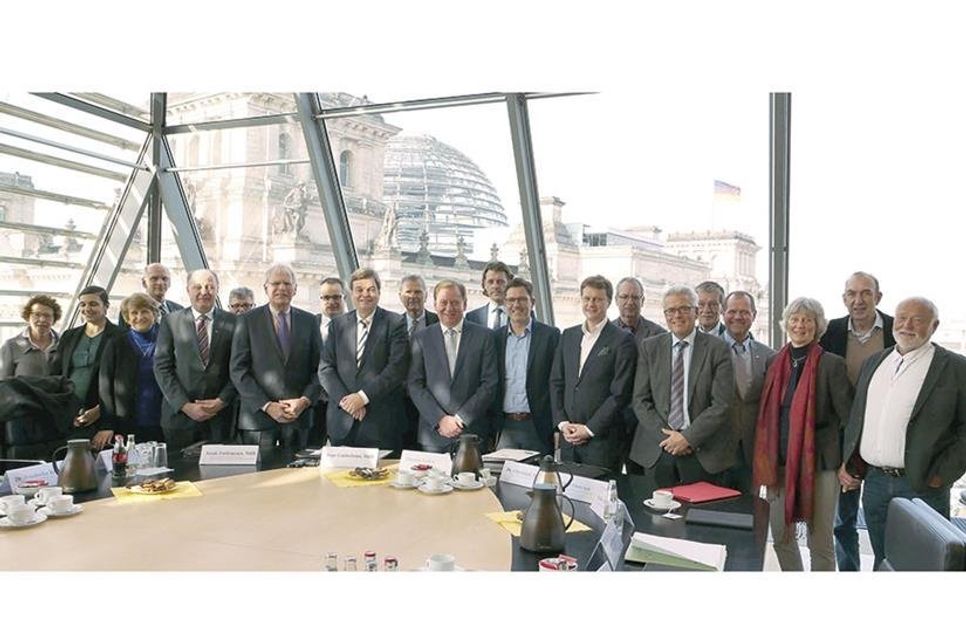Rund um den Lärmschutz-Bericht, den die Bahn jetzt vorlegte, sprachen die Mitglieder des Projektbeirates des Dialogforums zur Festen Fehmarnbeltquerung mit den ostholsteinischen Bundestagabgeordneten Ingo Gädechens (CDU, Mitte) und Bettina Hagedorn (SPD, Foto in der Printausgabe oder im E-Paper) in Berlin. (Foto: hfr)